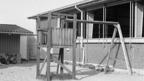 Her har man lavet en legeplads op og ned af stalden, så man er tæt på arbejdsstedet og faktisk kan kigge ind i stalden fra klatre-tårnet.