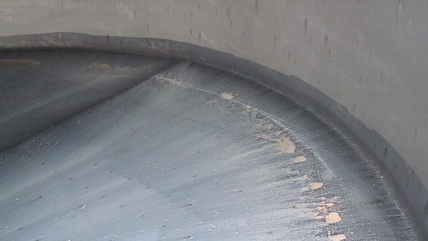 Fejl på malkeanlæggets vaskeautomat eller nedbrud på varmtvandsforsyningen kan give forhøjet kimtal, fordi malkeanlæg og køletank ikke bliver rengjort, så der henstår mælkerester, hvor bakterierne kan udvikle sig.