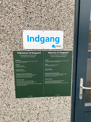 skilt ved siden af dør