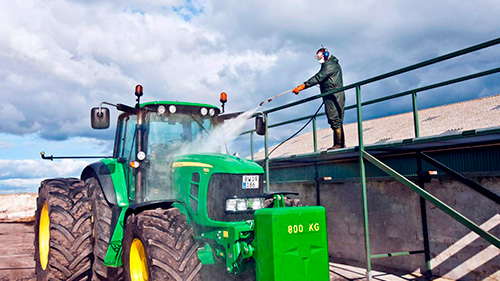 mand spuler traktor med vand