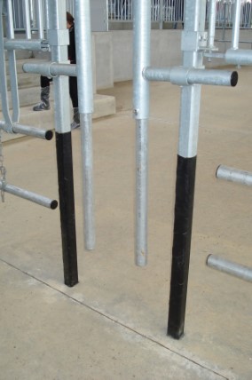 Coating af stolperne kan gøres med krympeplast, ensilagetape eller påsmøring af et bitumenprodukt og bør være en del af leverancen fra inventarfirmaerne. Foto: SEGES